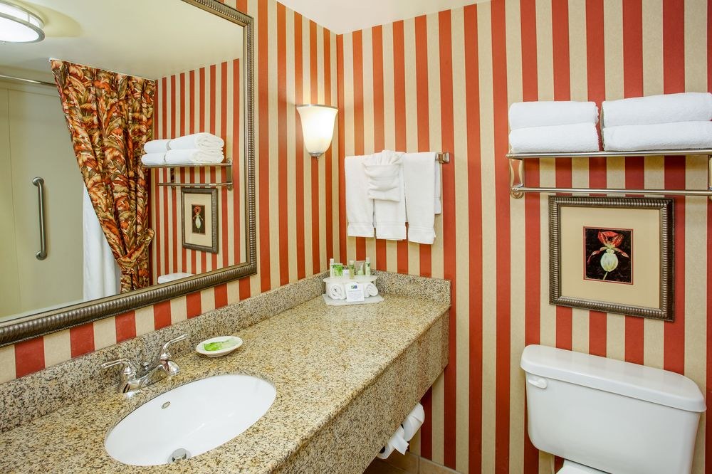 HOLIDAY INN EXPRESS & SUITES BLOOMINGTON photo 1
