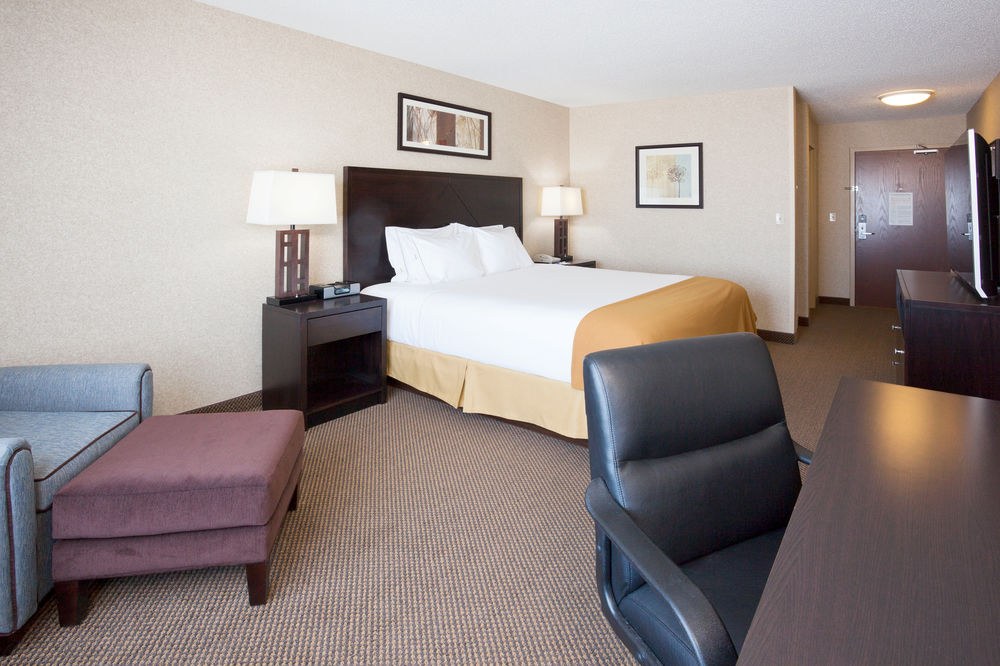 HOLIDAY INN EXPRESS HOTEL & SUITES GRAND FORKS