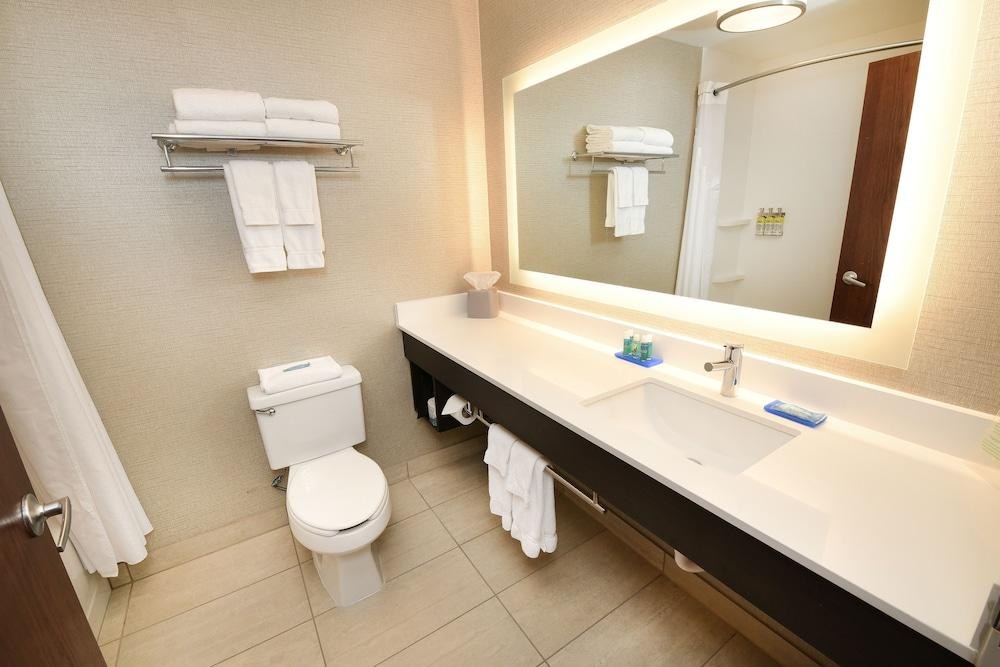 HOLIDAY INN EXPRESS HOTEL & SUITES GRAND FORKS photo 2