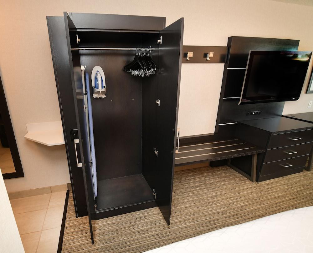 HOLIDAY INN EXPRESS HOTEL & SUITES GRAND FORKS photo 3