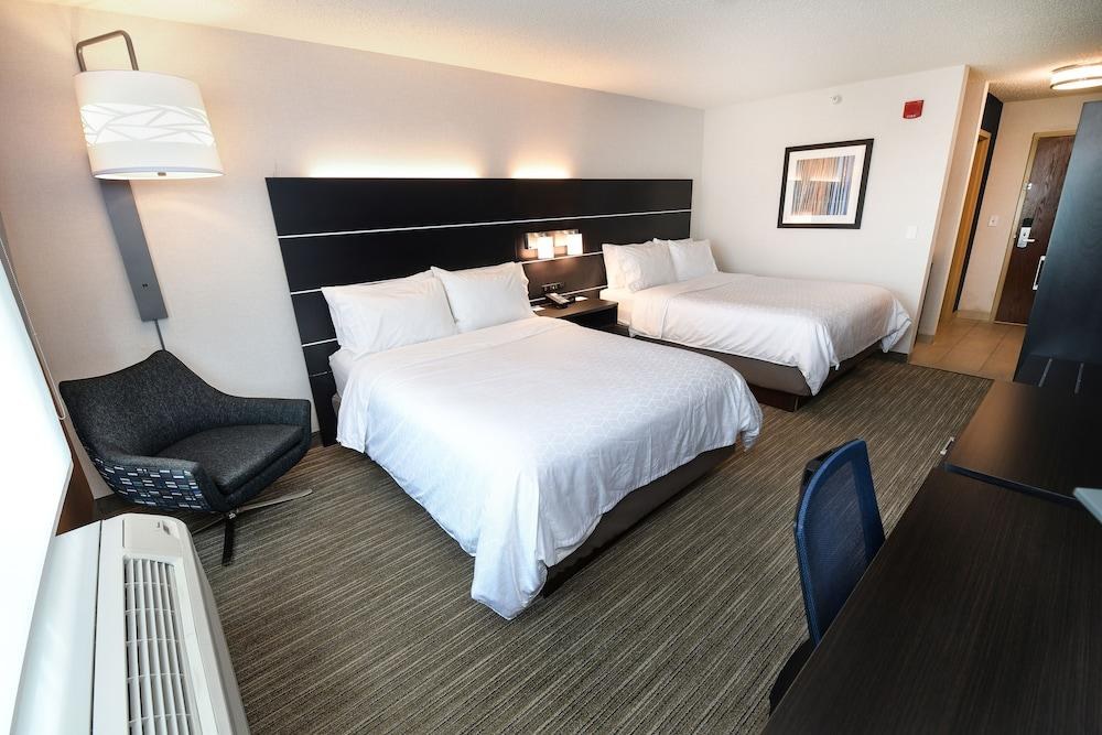 HOLIDAY INN EXPRESS HOTEL & SUITES GRAND FORKS photo 4