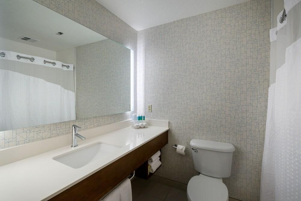 HOLIDAY INN EXPRESS & SUITES LAWRENCE photo 3