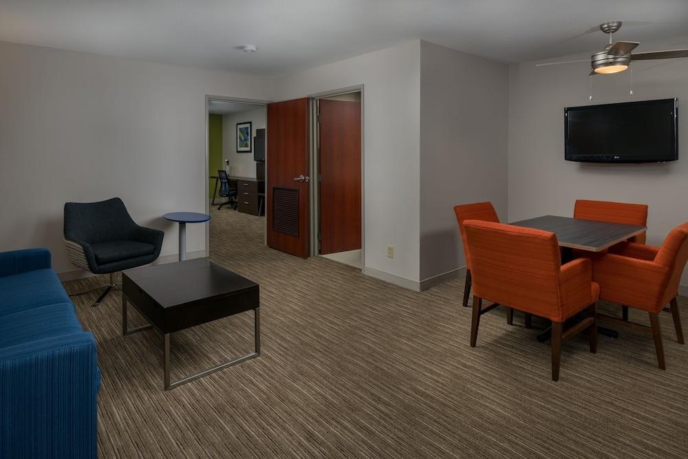 HOLIDAY INN EXPRESS & SUITES LAWRENCE photo 4