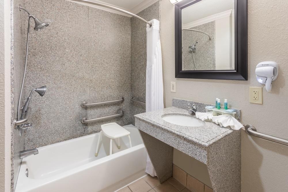 HOLIDAY INN EXPRESS HOTEL & SUITES LAKE CHARLES photo 2