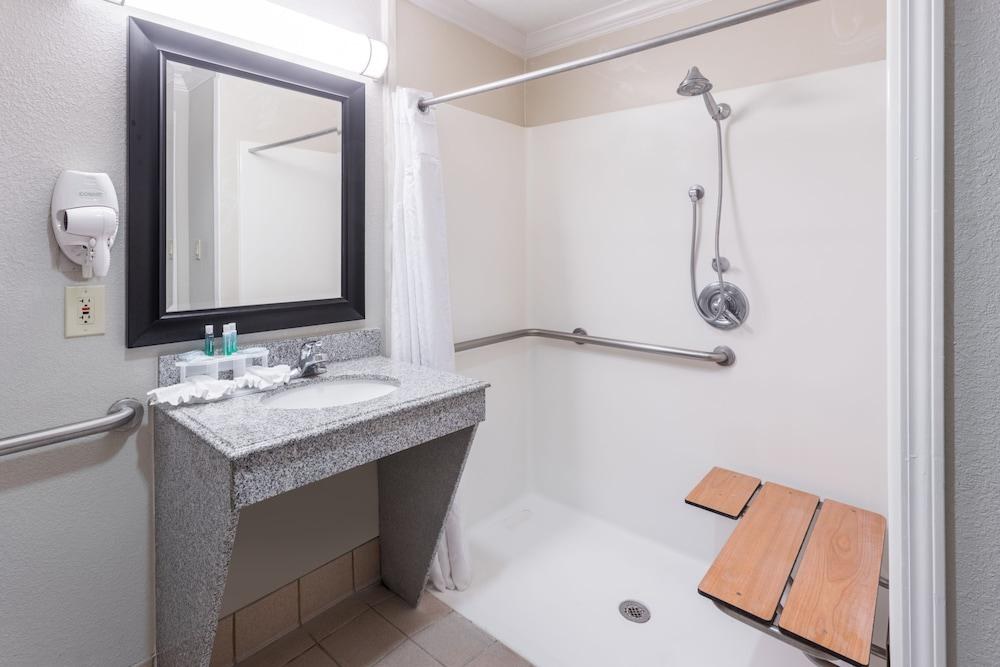 HOLIDAY INN EXPRESS HOTEL & SUITES LAKE CHARLES photo 4