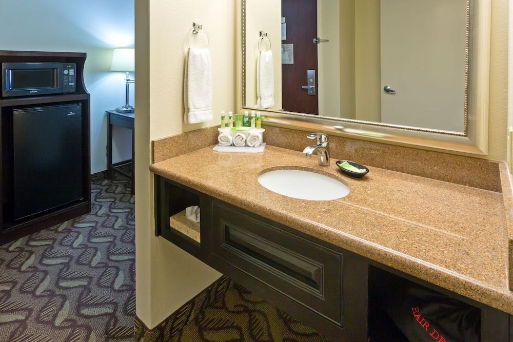HOLIDAY INN EXPRESS LOMPOC photo 2