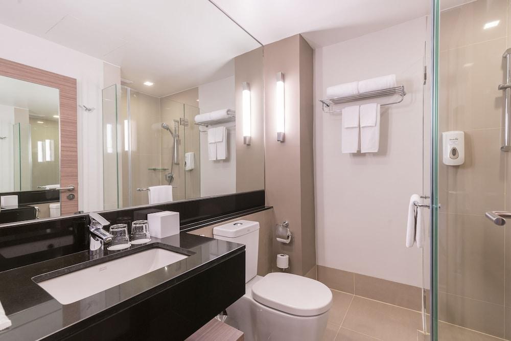 HOLIDAY INN EXPRESS BANGKOK SATHORN photo 2