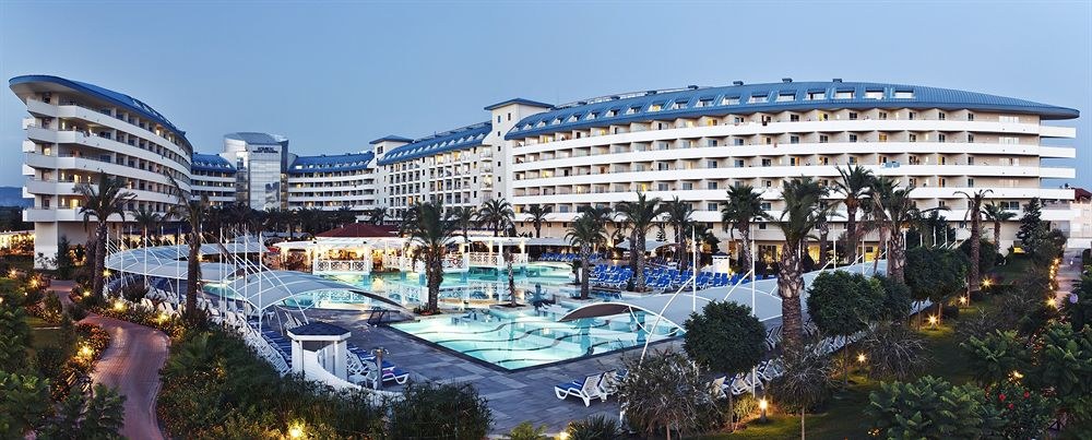 CRYSTAL ADMIRAL RESORT SUITES & SPA
