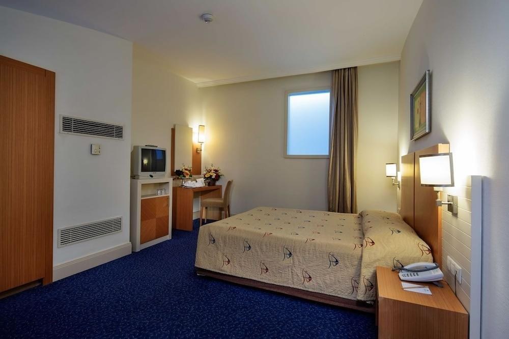 CRYSTAL ADMIRAL RESORT SUITES & SPA photo 4