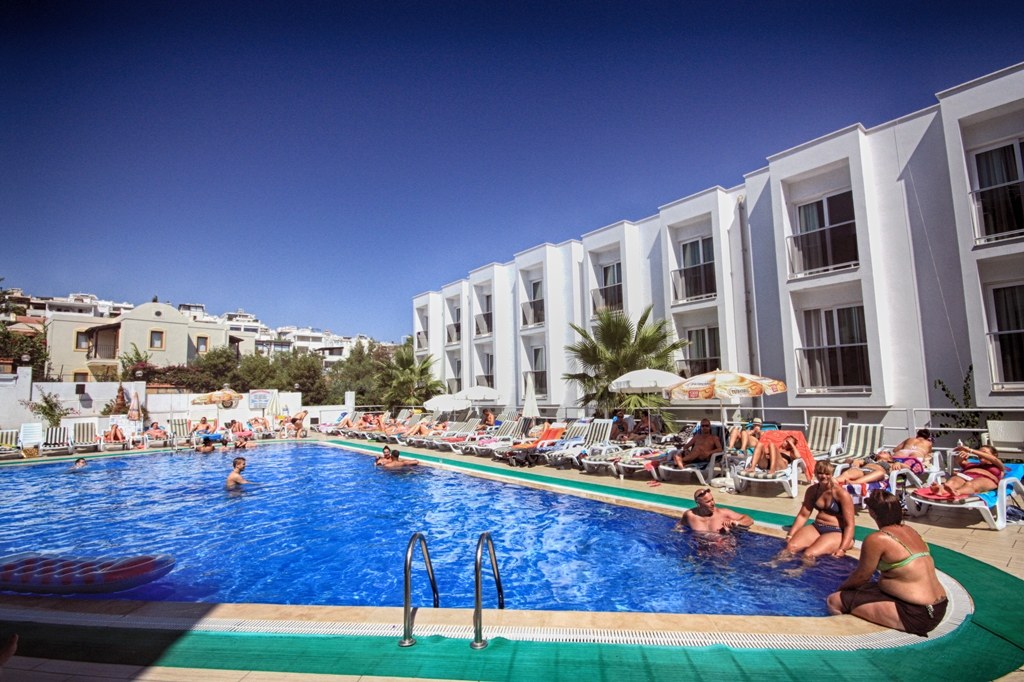 CLUB SHARK HOTEL