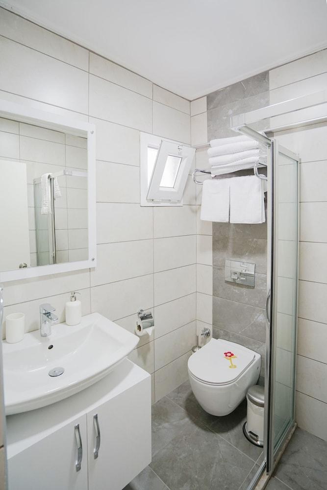 ART SUITES HOTEL photo 2