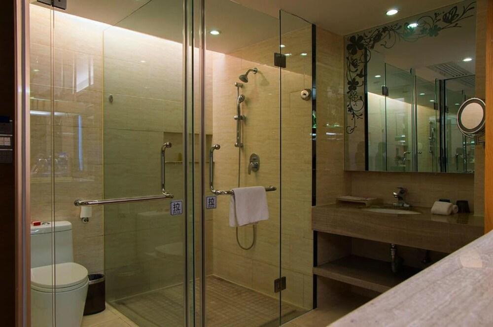 Ramada Plaza by Wyndham Shenzhen North photo 2