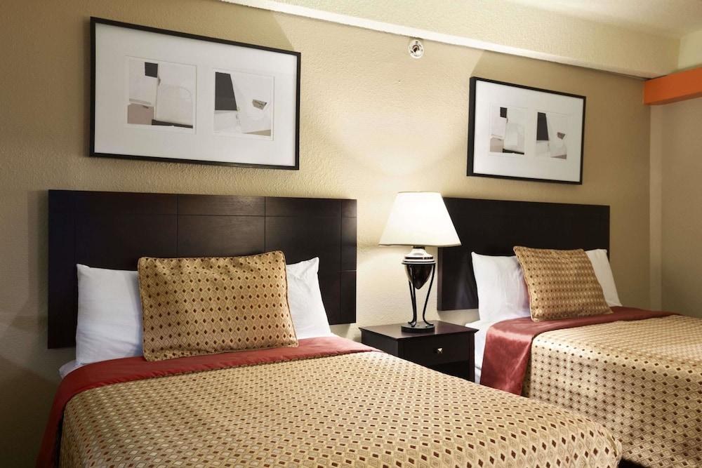 DAYS INN BY WYNDHAM DENVER DOWNTOWN