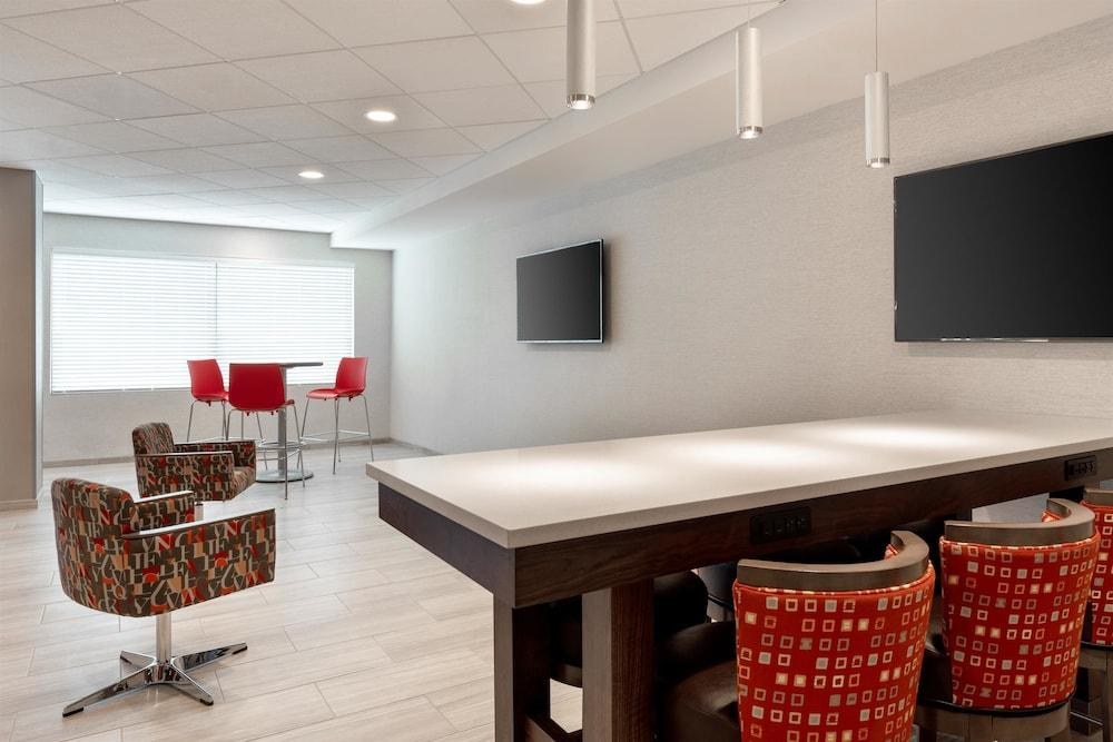 Days Inn & Suites by Wyndham Denver International Airport photo 2