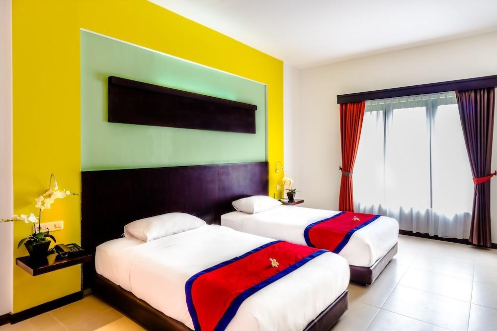 OZZ HOTEL KUTA photo 2