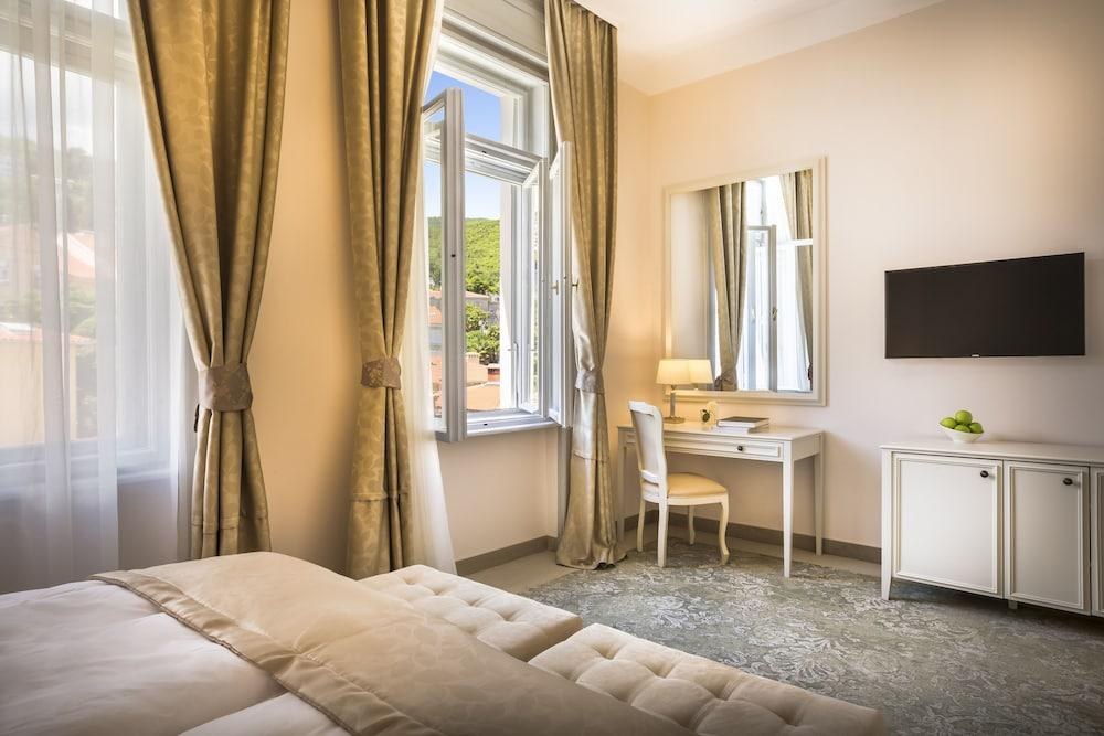 HOTEL PALACE BELLEVUE photo 2