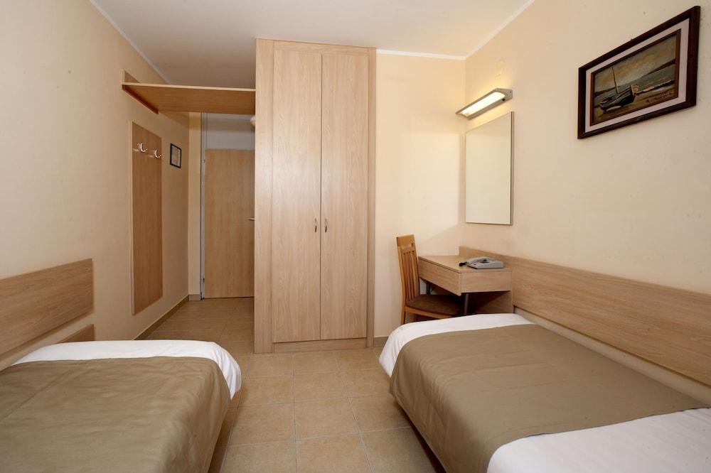 HOTEL DELFIN PLAVA LAGUNA photo 2