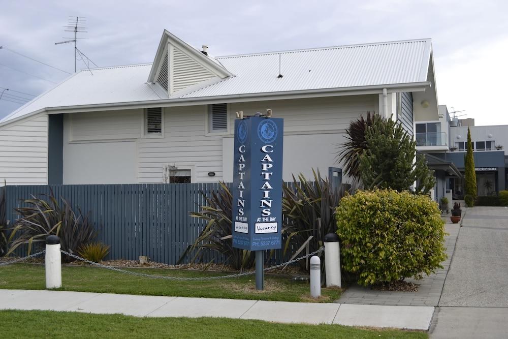 Captain's At The Bay Hotel photo 2