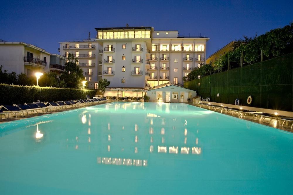 GRAND HOTEL FLORA photo 2