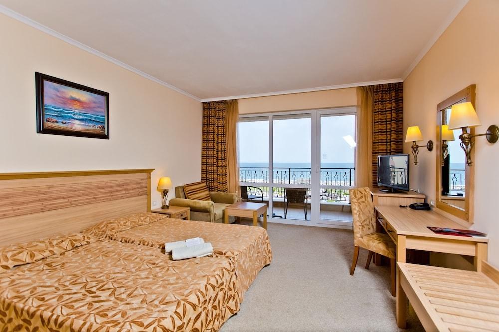 MAJESTIC BEACH RESORT photo 2