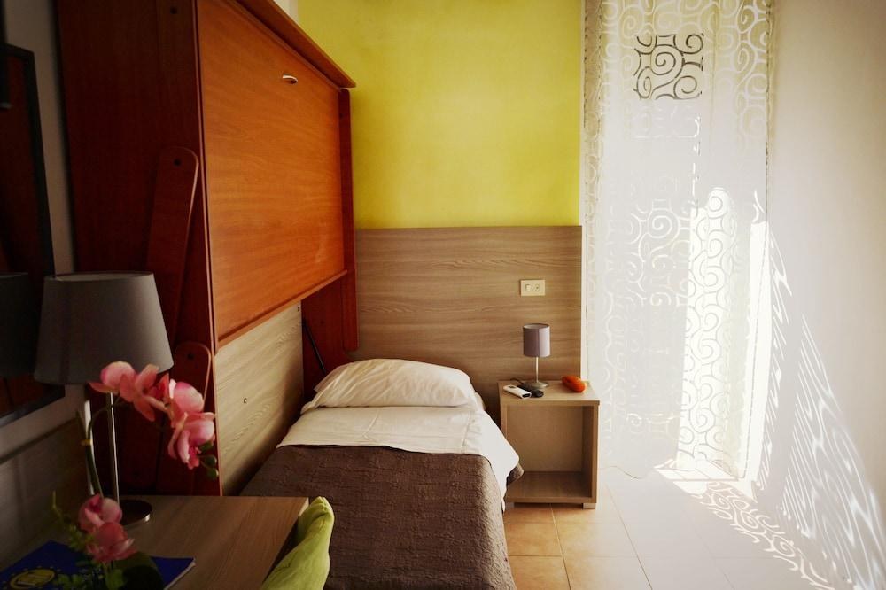 COLOMBO photo 2