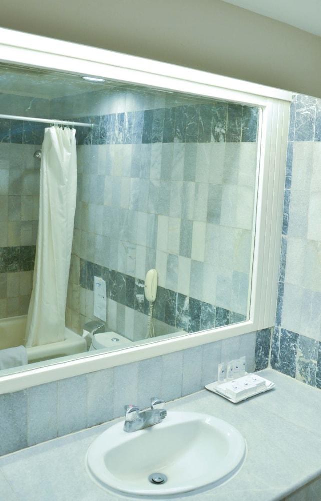 SAVOY HOMANN BIDAKARA photo 3