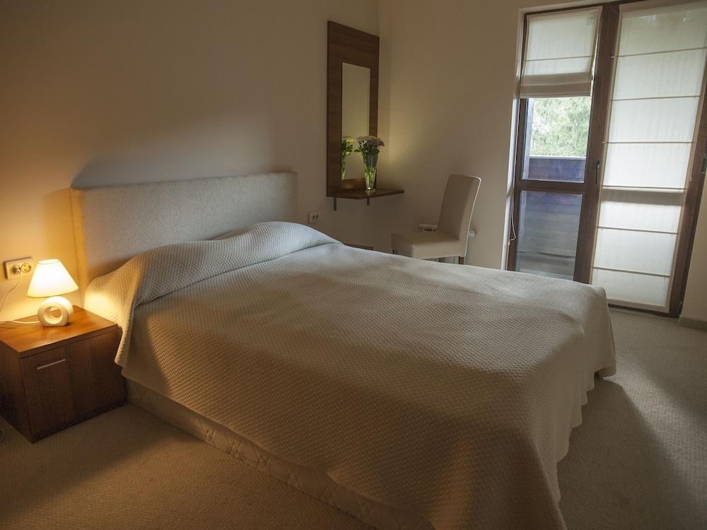 EVRIDIKA HILLS APARTHOTEL