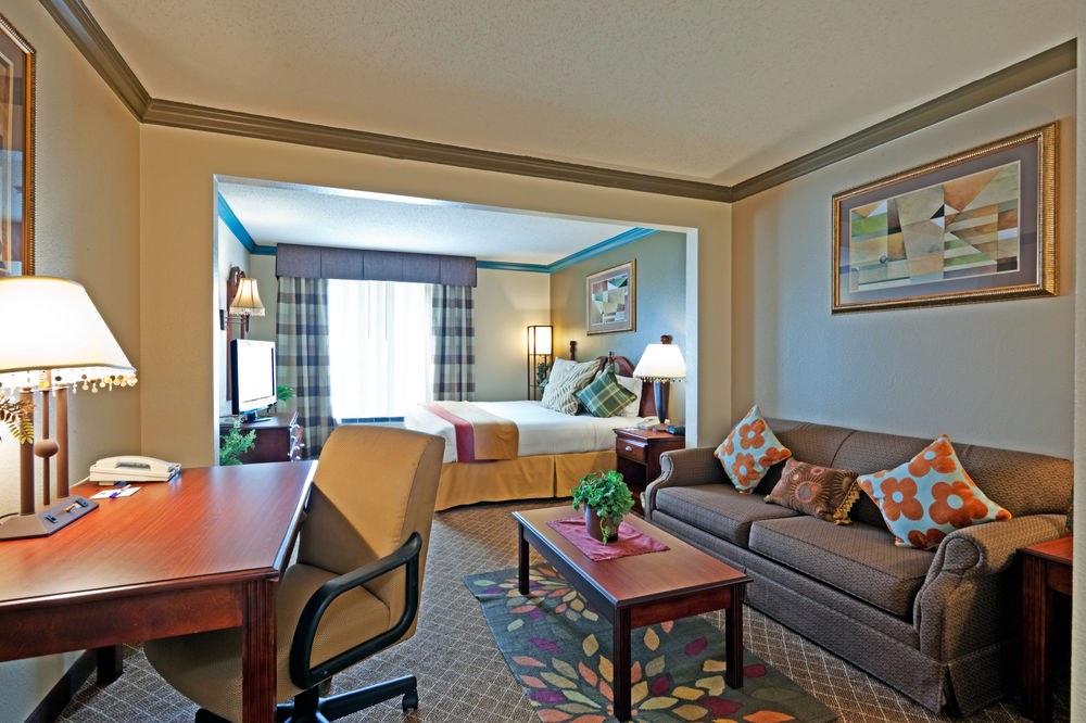 HOLIDAY INN EXPRESS & SUITES AUSTIN NORTH CENTRAL photo 1