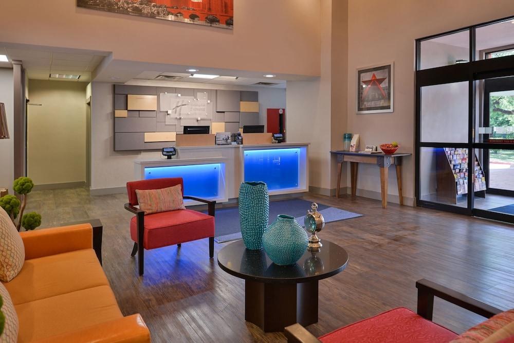 HOLIDAY INN EXPRESS & SUITES AUSTIN NORTH CENTRAL photo 2