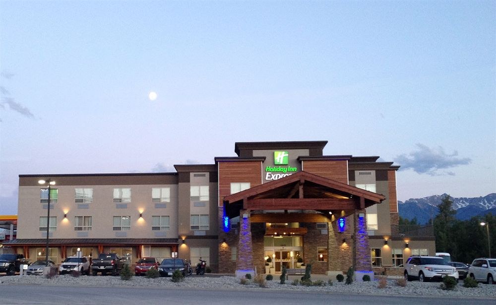 HOLIDAY INN EXPRESS GOLDEN-KICKING HORSE photo 1