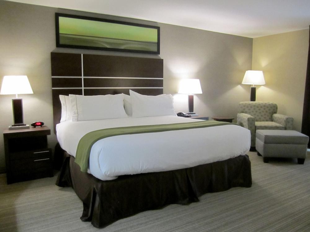 HOLIDAY INN EXPRESS GOLDEN-KICKING HORSE photo 2