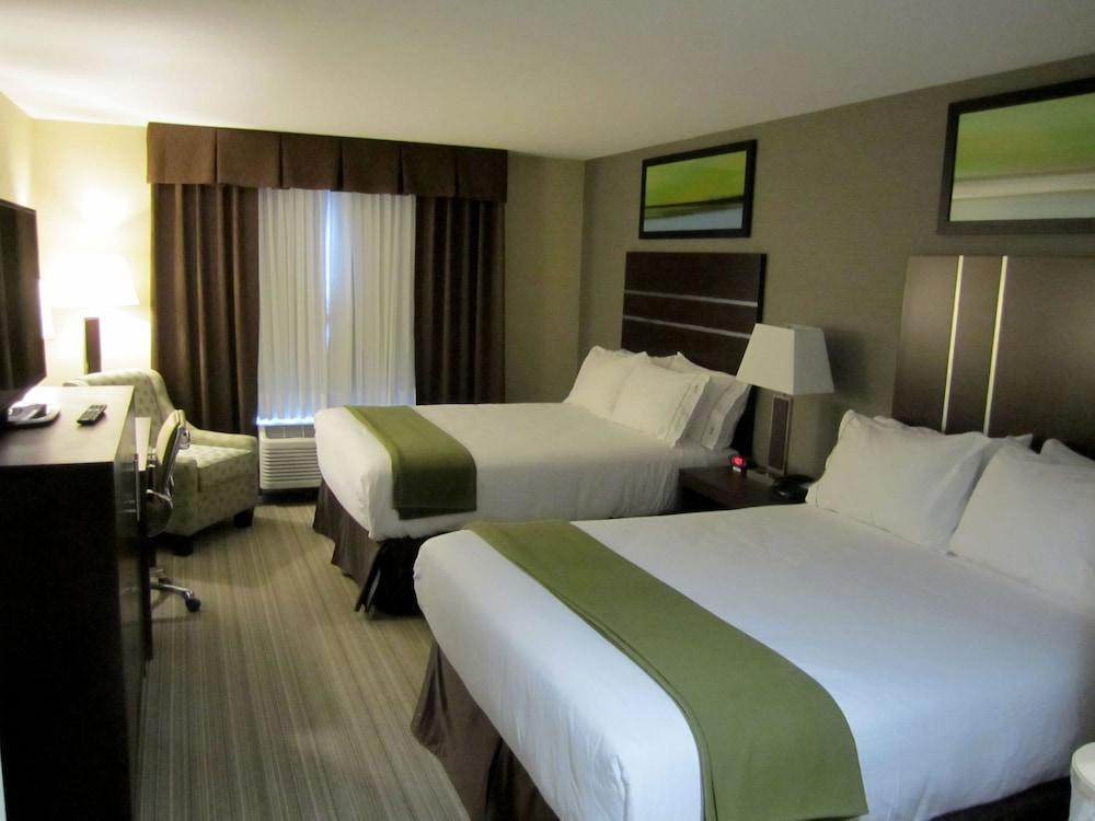 HOLIDAY INN EXPRESS GOLDEN-KICKING HORSE photo 3
