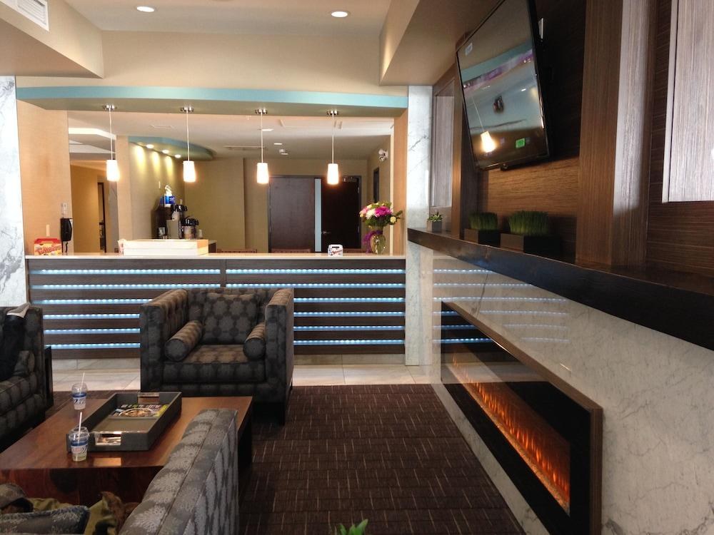 HOLIDAY INN EXPRESS GOLDEN-KICKING HORSE photo 4