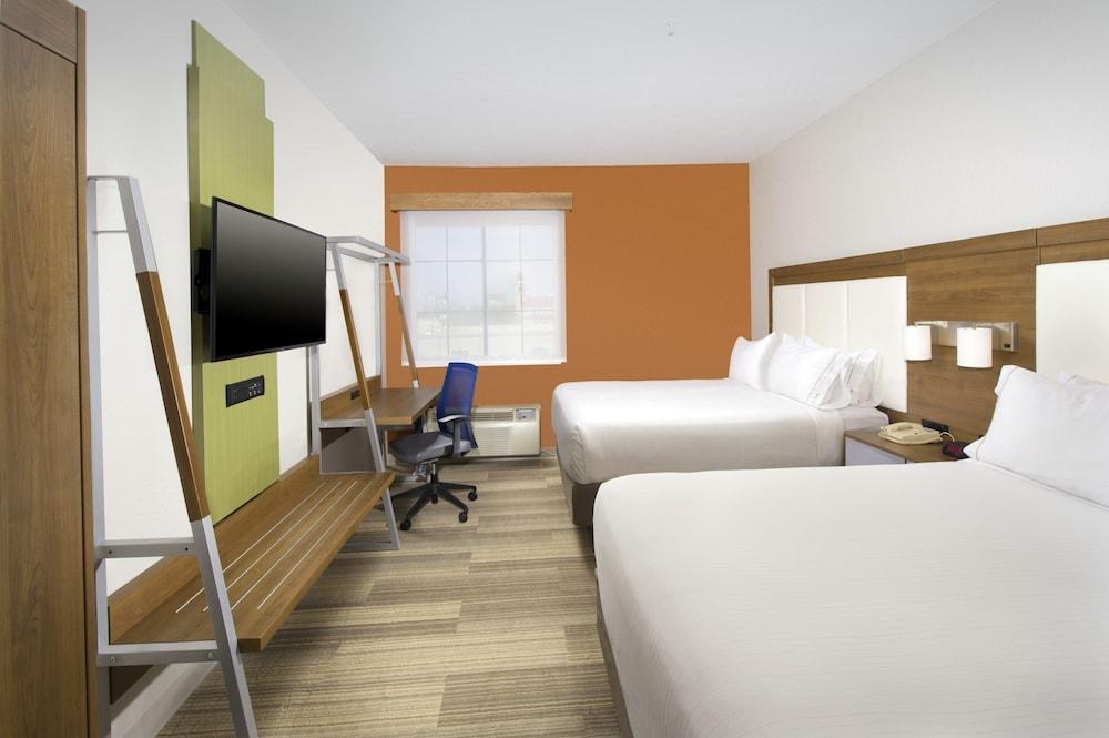 HOLIDAY INN EXPRESS & SUITES SAN ANTONIO-DTWN MARKET AREA photo 2