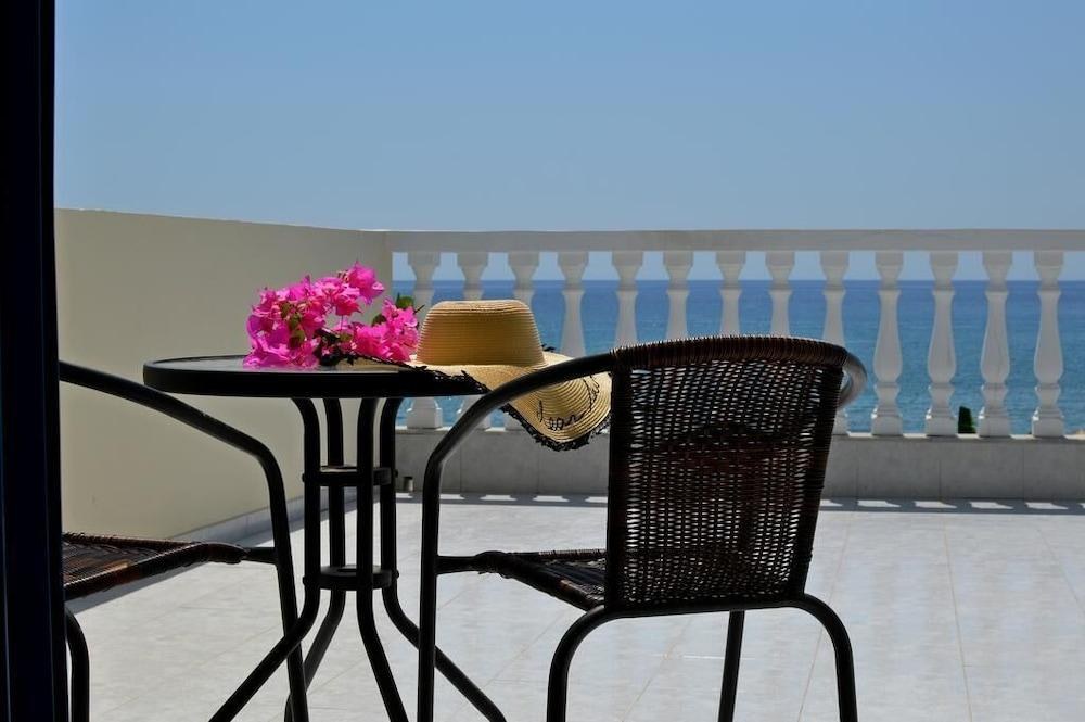 KAMARI BEACH photo 4