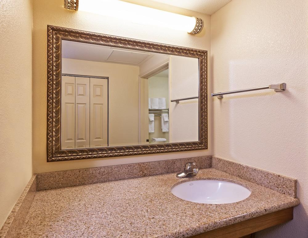 STAYBRIDGE SUITES SAN ANTONIO DOWNTOWN CONV CTR photo 4