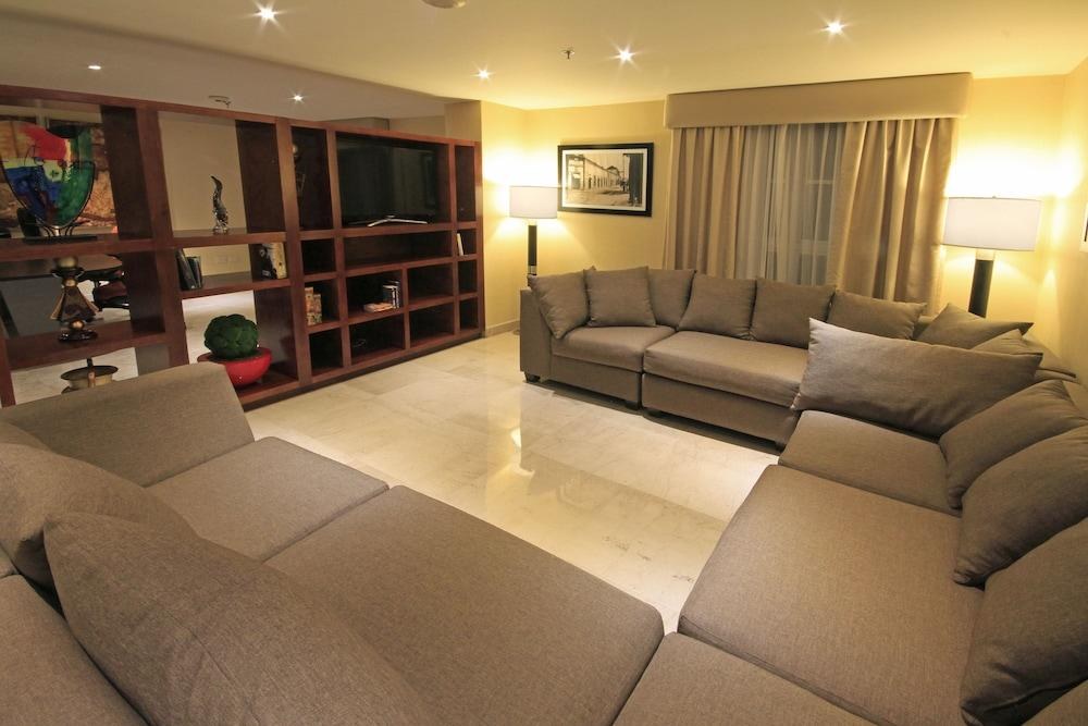 HOLIDAY INN MONCLOVA photo 4