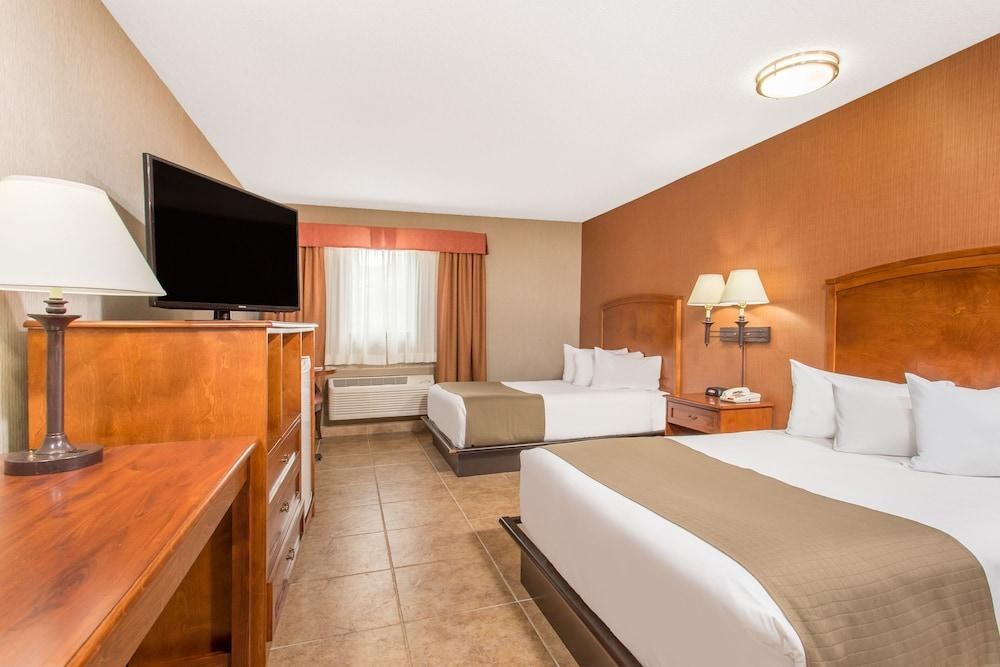 RAMADA INN & SUITES CANMORE photo 2