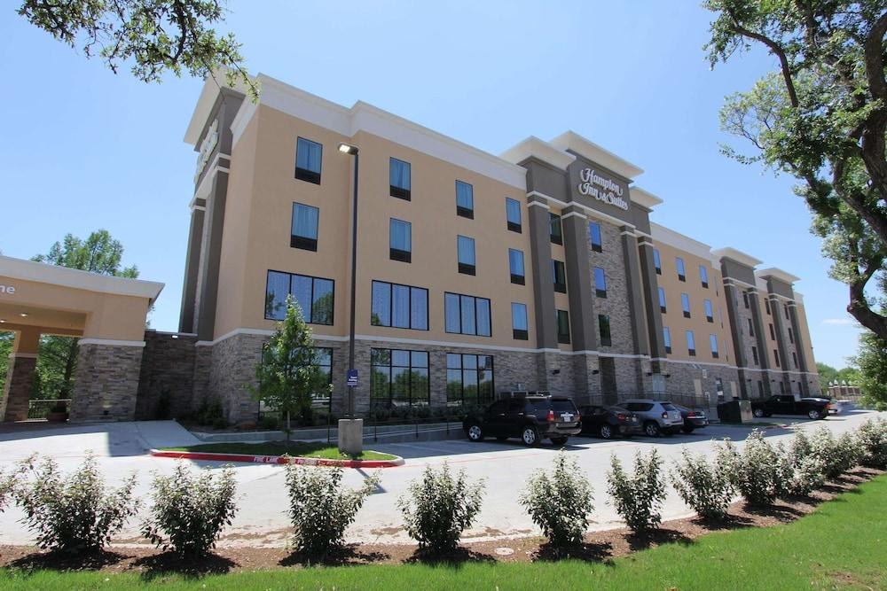 Hampton Inn & Suites Dallas Market Center photo 2