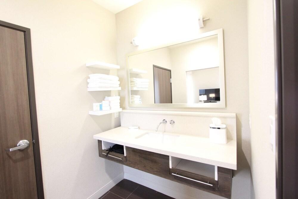 Hampton Inn & Suites Dallas Market Center photo 4