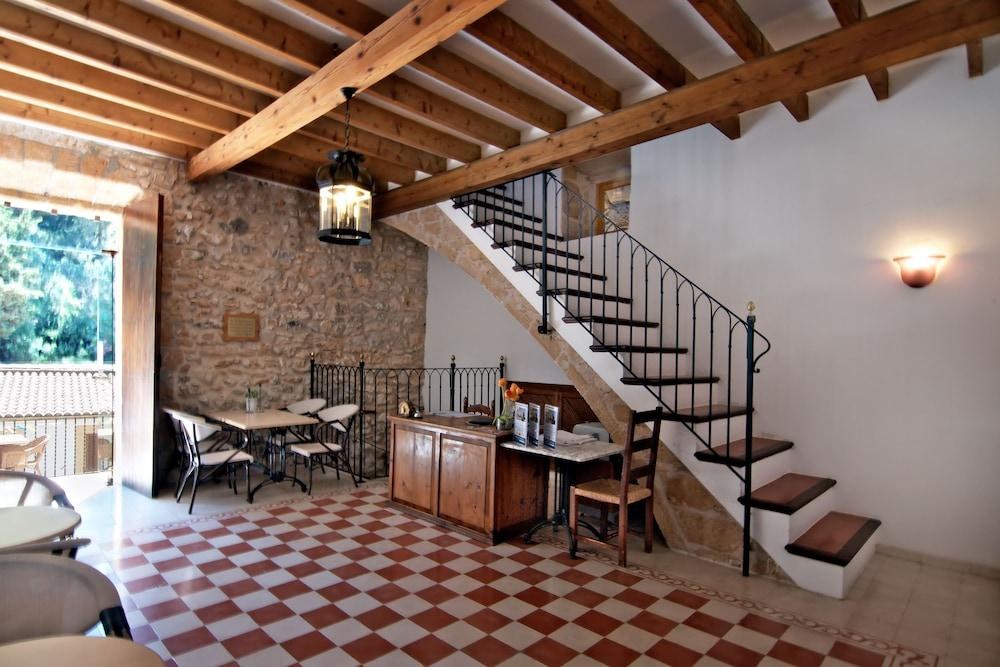 PETIT HOTEL HOSTATGERIA LA VICTORIA photo 3