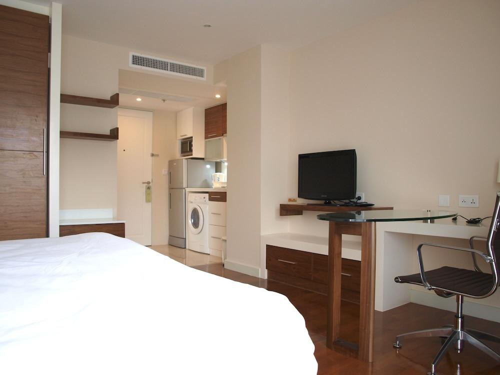 THOMSON RESIDENCE photo 2