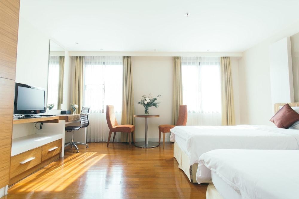 THOMSON RESIDENCE photo 3