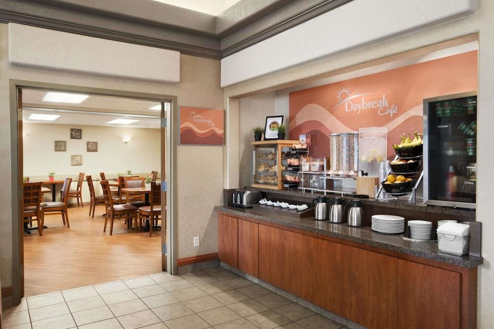 Days Inn by Wyndham Calgary Airport photo 2