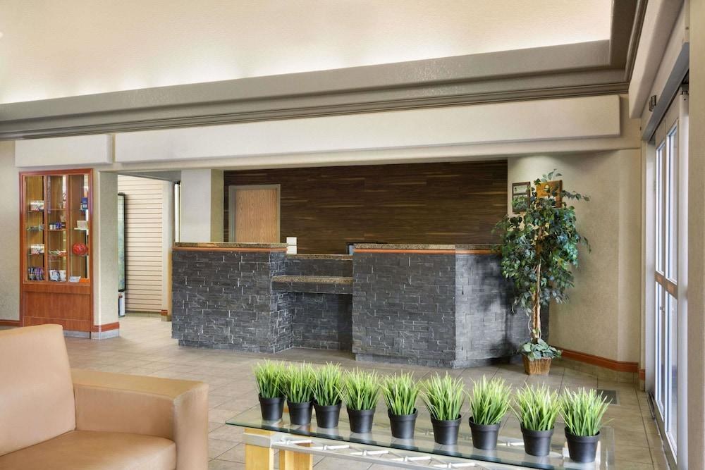Days Inn by Wyndham Calgary Airport photo 4