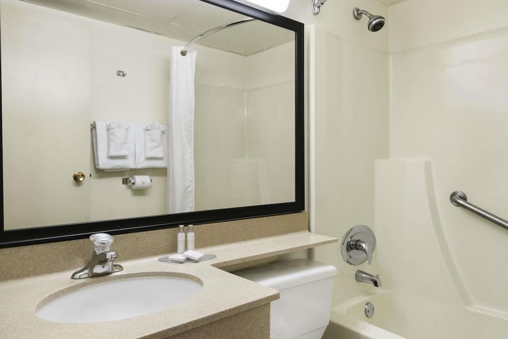 TRAVELODGE BY WYNDHAM EDMONTON SOUTH photo 2
