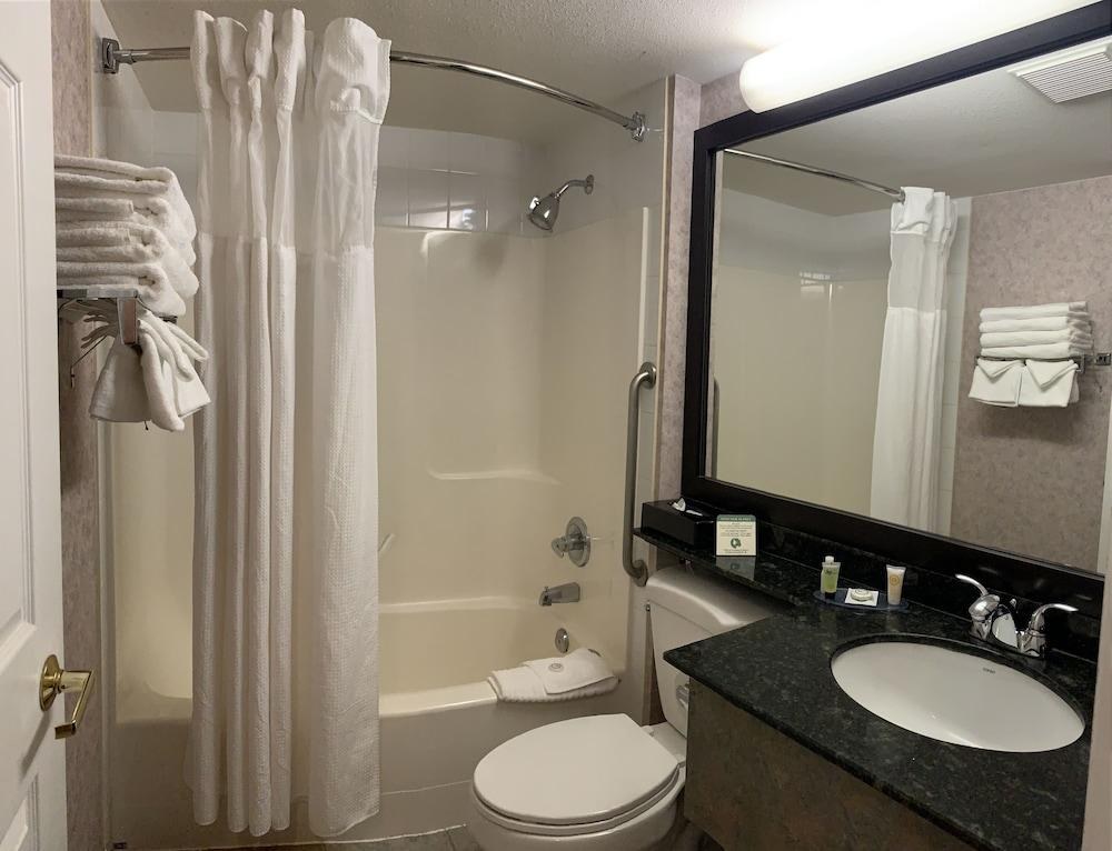 PACIFIC INN & SUITES photo 2