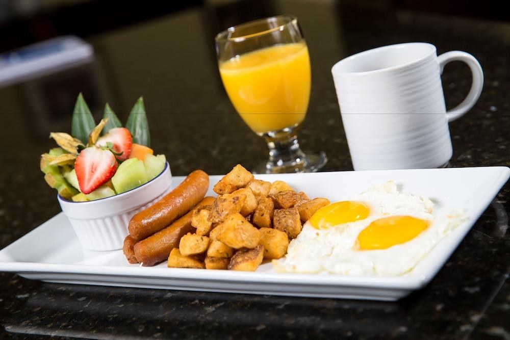 HOLIDAY INN MONTREAL LONGUEUIL photo 4