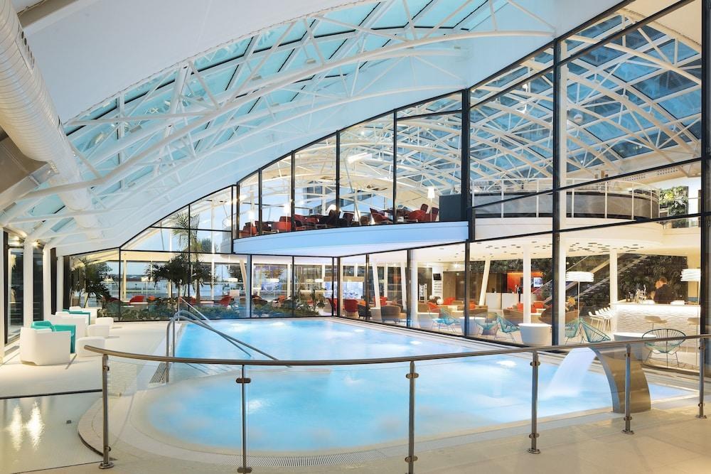 OCEANIA ROISSY CDG photo 2