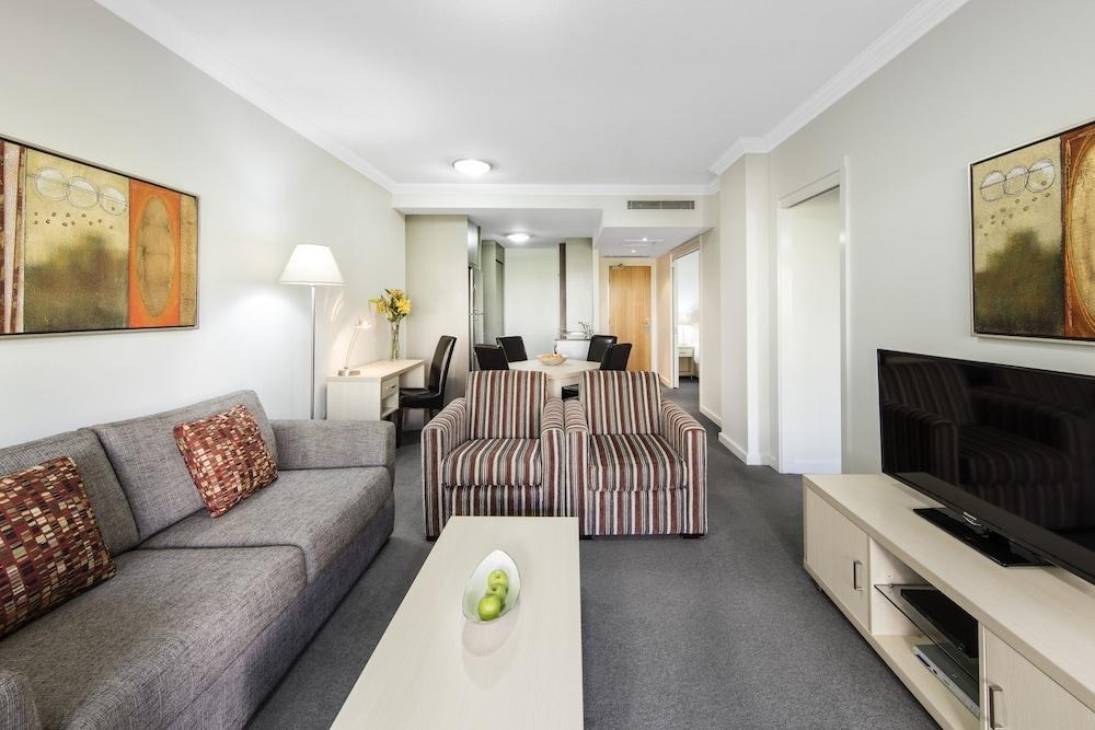 OAKS MEWS photo 2